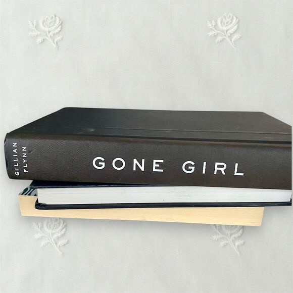 2012 First Edition Hardcover Book "Gone Girl" by Gillian Flynn - Picture 1 of 5